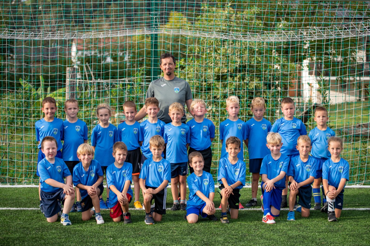 Skupinska fotografija selekcije U-7 Nogometnega društva Mozirje